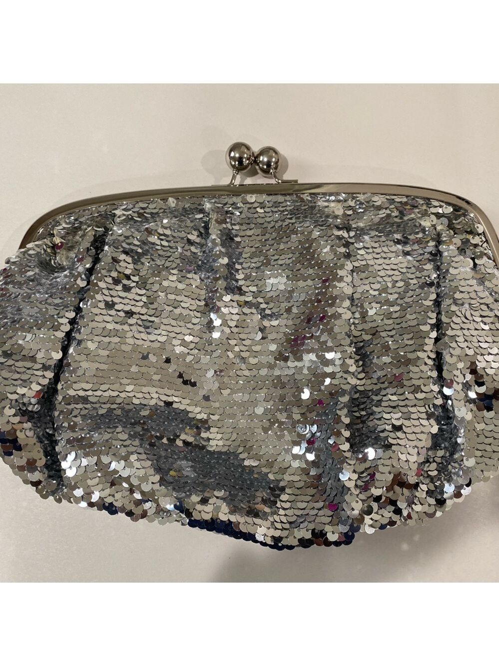 Silver Clutch Bag with Kiss Lock Sz OS (EUC)
